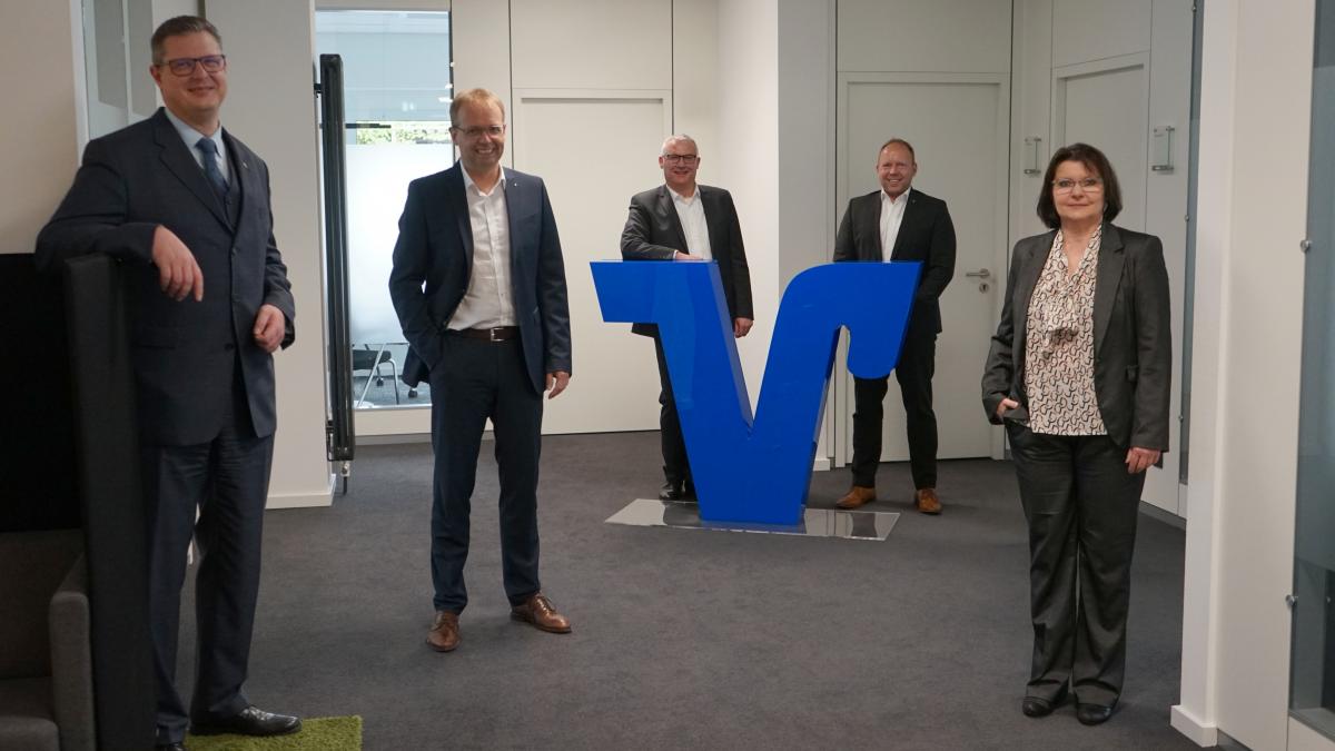 Die Vorstandsmitglieder Markus Stottmeyer (l.) und Marco Heinemann (2.v.r.) gratulierten den neuen Prokuristen Ralf Wildraut  (2.v.l.), Michael Tautz (3. v. l.) sowie der neuen Prokuristin Eva Pfaff. von Volksbank OWD