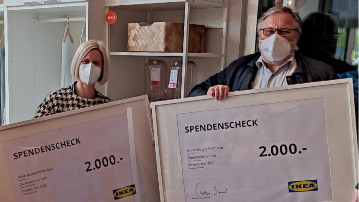 Anne Schüttler vom Mutter-Kind Haus Aline und Rüdiger Barth vom Kinderhospiz Balthasar bei der Scheckübergabe im IKEA-Einrichtungshaus Siegen. von privat