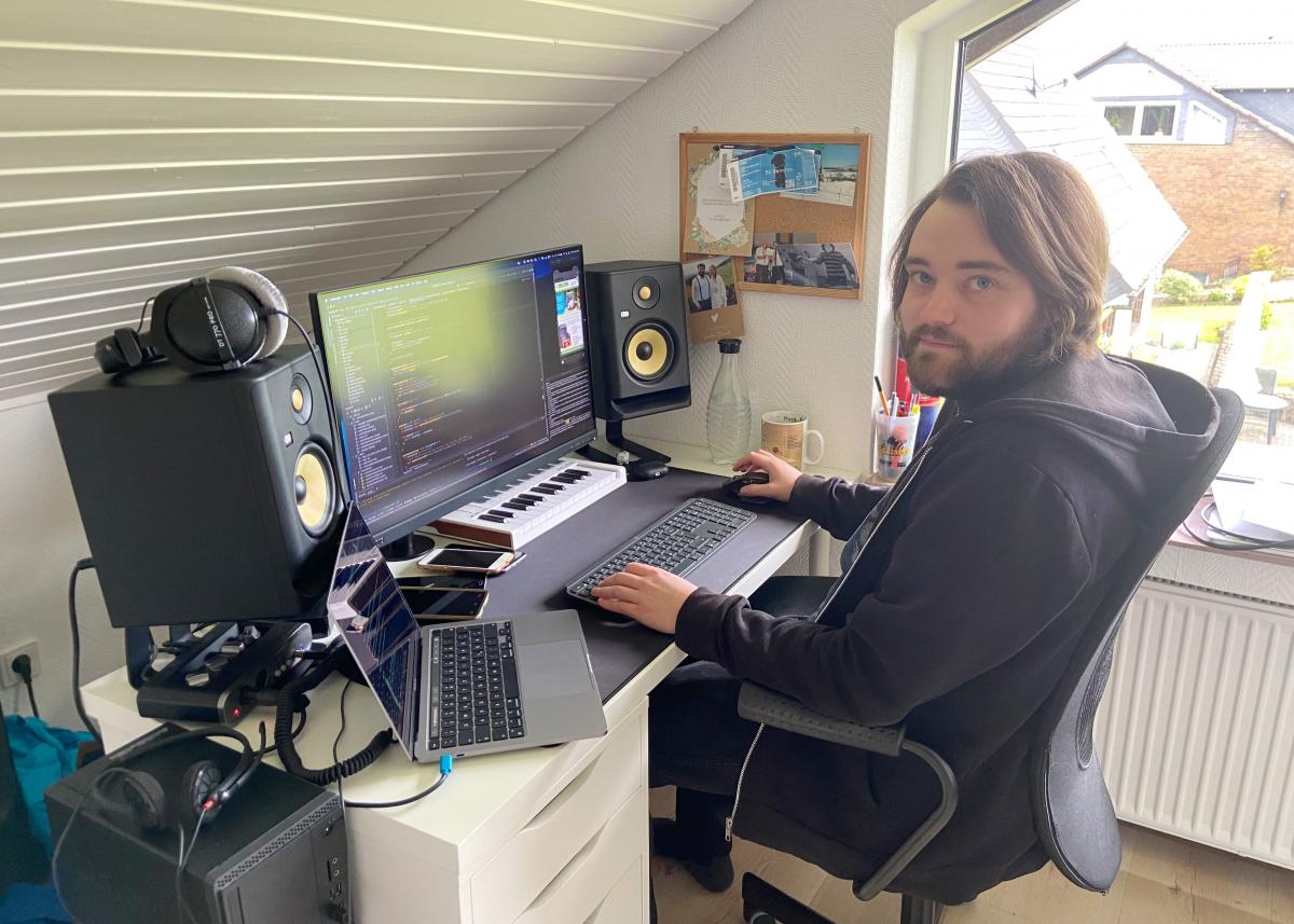 Simon Eickhoff hat sich zu Hause ein Büro eingerichtet. von privat