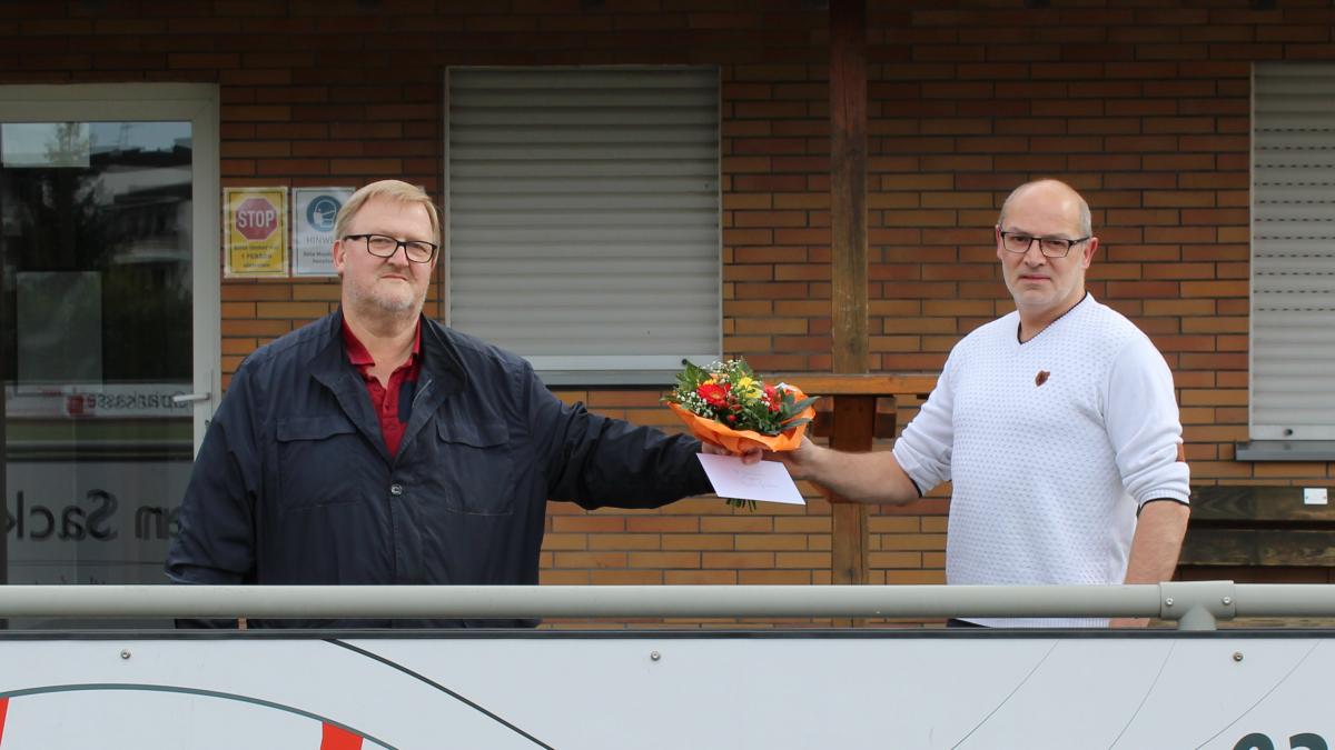 Engelbert Schulte (links) mit dem Schiedsrichter und Jubilar Aycan Güldiken. von privat