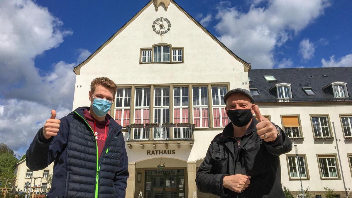Daumen hoch für die Attendorner Taschengeldbörse: Patrick Schauerte (links) von der Stadt Attendorn und Guido Raith vom Agil-Seniorenbüro starten die Vermittlungen für Unterstützungsangebote unter freiem Himmel. von Stadt Attendorn