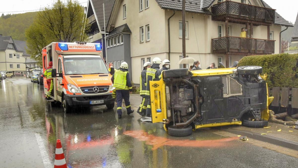 Ein schwerer Verkehrsunfall hat sich auf der B 55 in Kirchveischede ereignet. von Nils Dinkel
