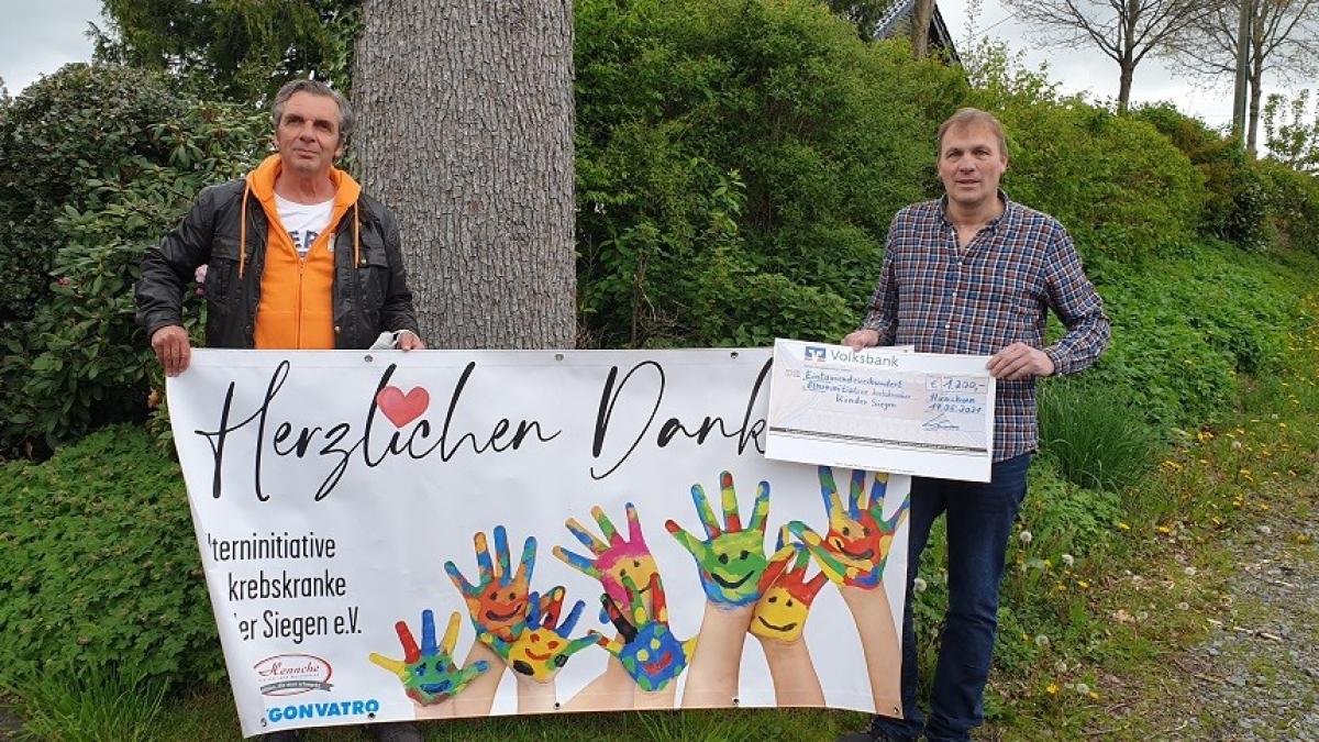 Hermann Wurm vom Theaterverein Hünsborn übergibt die Spendensumme an Christian Pilz, den Vorsitzenden der Elterninitiative. von privat