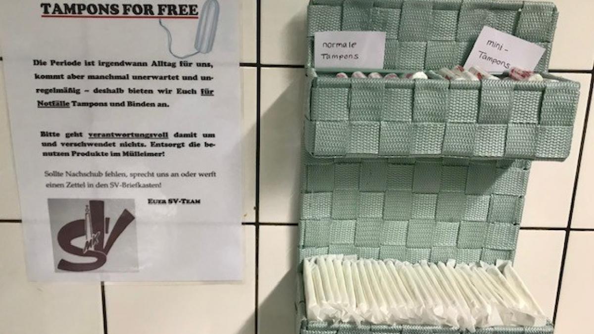 Die Schülervertretung des Gymnasiums Maria Königin bietet kostenlose Hygieneartikel an. von privat