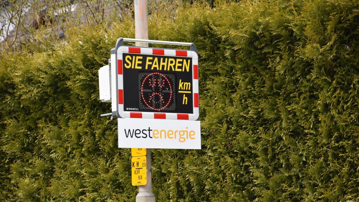 Eine mobile Geschwindigkeitsmessanlage ist in Dünschede bereits drapiert. von privat