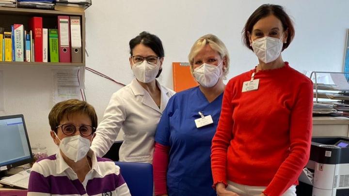Nazanin Sasanian (zweite von links) und das Praxisteam freuen sich, die Coronaschutzimpfung...