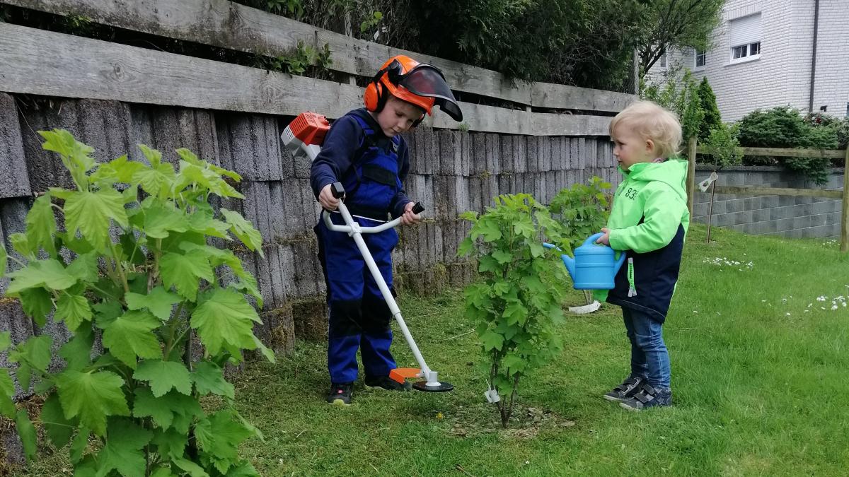 Nicht mehr lange und die Kinder in Ottfingen können Früchte ihrer Arbeit auf dem Spielplatz „Am Hepperich“ probieren. von privat