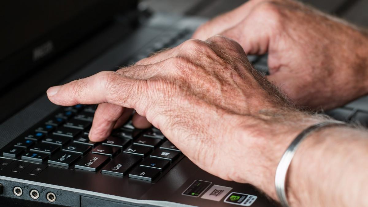 Digitale Schulungen sollen älteren Menschen den Weg in die Online-Welten erleichtern. von Pixabay.com