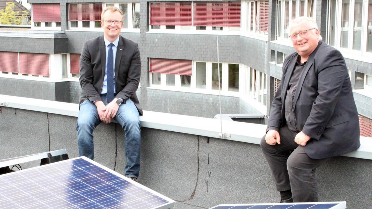 Bürgermeister Tobias Puspas (l.) und Martin Rabe, Klimamanager der Stadt Lennestadt, sind gespannt auf die Anträge. von privat