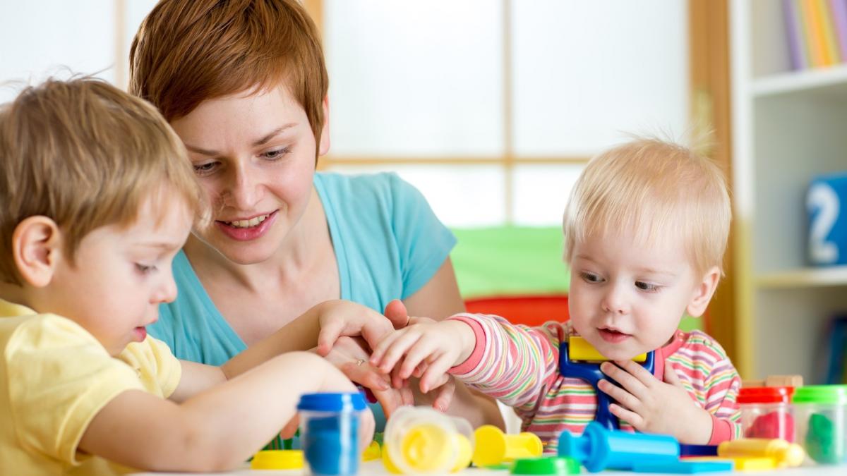 Wie stärke ich vor allem in Krisenzeiten die Kinder? Zu diesem Thema fand jetzt ein Forum für Erzieher statt. von Fotolia