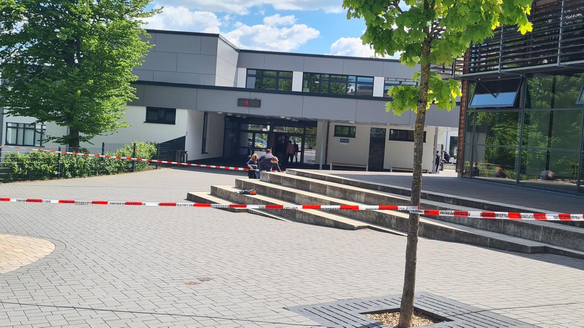 Polizeiabsperrung nach der Messerstecherei am Schulzentrum Finnentrop am Montag, 31. Mai 2021. von Nicole Voss