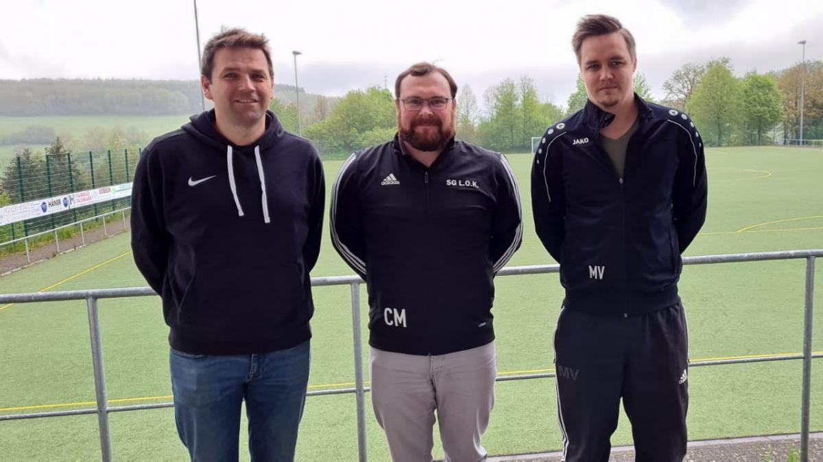 Die zweite Seniorenmannschaft der Spielgemeinschaft Lütringhausen/Oberveischede/Kleusheim wird bislang von Trainer Christian Michler (Mitte) trainiert. Der neue Trainer Michael Volmer sowie der sportliche Leiter Sebastian Kreiser (links) werden in der kommenden Spielzeit Ansprechpartner der Mannschaft sein. von privat
