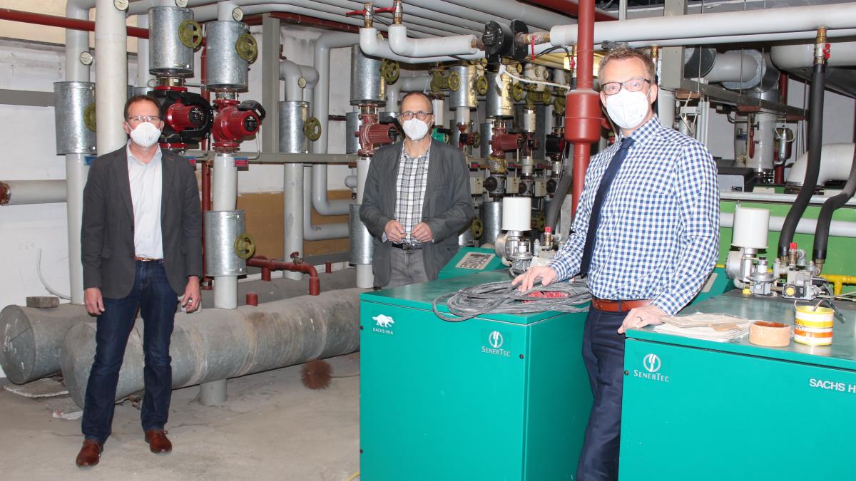 Besichtigten die Heizungsanlage der Oene-Elspe-Tal-Schule Elspe (v.l.): Achim Loos (Kommunalmanager Westenergie AG), Paul Kleffmann (Bereichsleiter Hochbau) und Bürgermeister Tobias Puspas. von Stadt Lennestadt