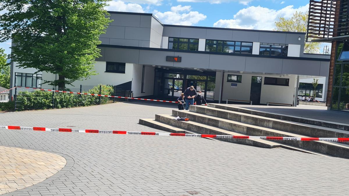 Polizeiabsperrung nach der Messerstecherei am Schulzentrum Finnentrop am Montag, 31. Mai 2021. von Nicole Voss
