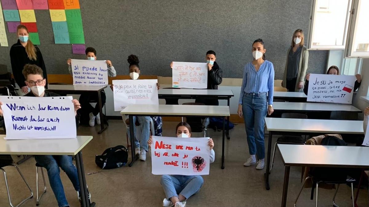 # wenn ich das kann, kannst du das auch! - Die Klasse BFS19B mit der der Klassenlehrerin Lea Wurm, der Politiklehrerin Dilek Cornelius und der stellvertretenden Schulleiterin Ina Suchard (v.l.). von privat