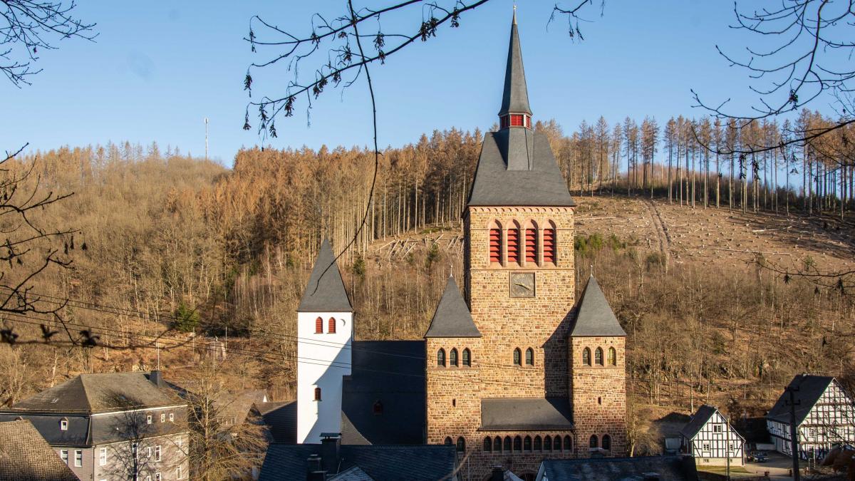 Die Pfarrkirche im Ortsteil Kirchhundem. von Nils Dinkel