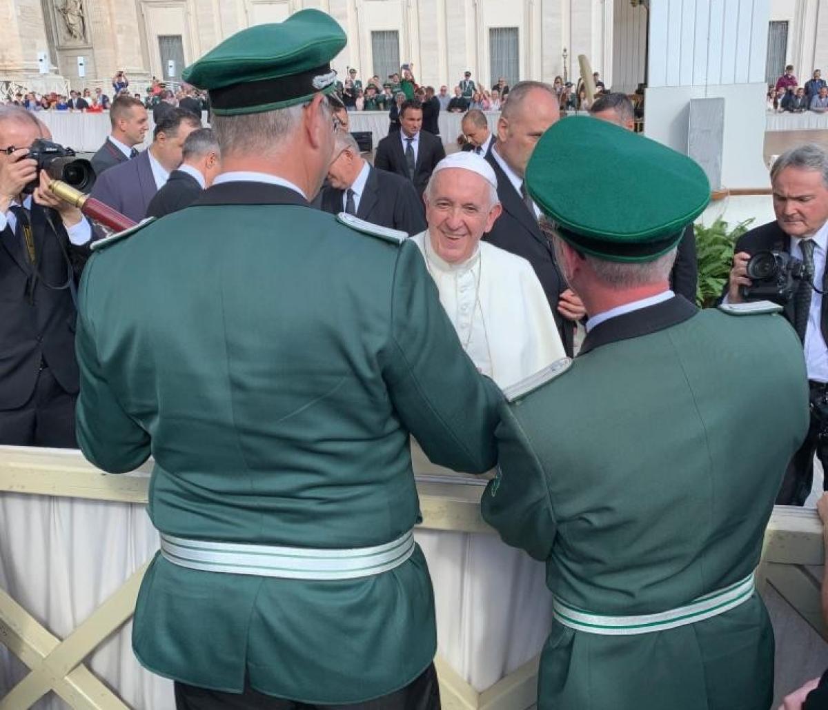 Ein großer Moment auch für die Fahnenträger Thorsten Fernholz und Sven Schröder (r.): Papst Franziskus segnet die Fahne. von privat