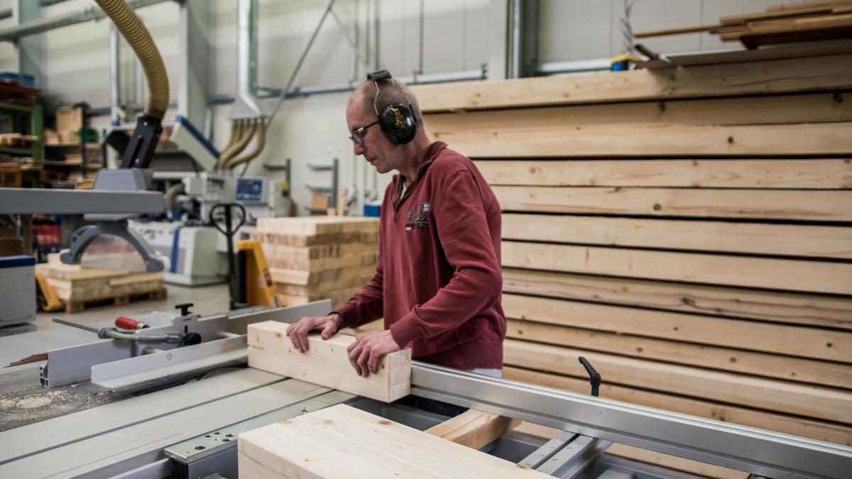 Horst-Günter Pionczewski bearbeitet trotz eine massive Sehhinderung komplexe Arbeitsschritte in der Schreinerei der Werthmann-Werkstätten. von Werthmann-Werkstätten