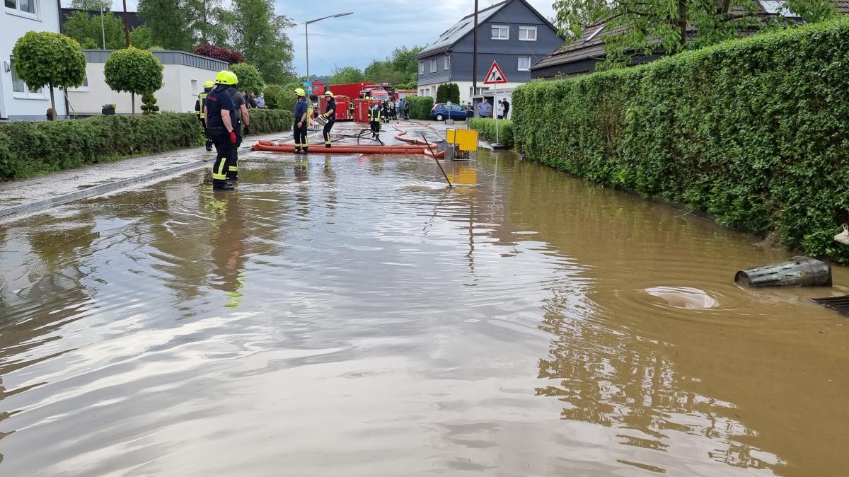 Überschwemmungen nach Starkregen am 4. Juni 2021 im Wendener Land - hier in Ottfingen. von Kai Osthoff