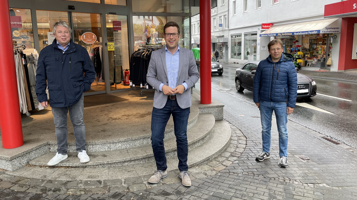 Florian Müller (Mitte) informierte sich bei Peter Enders (links) und Henrik Enders über die Auswirkungen der Corona-Krise auf die heimischen Einzelhändler. von CDU