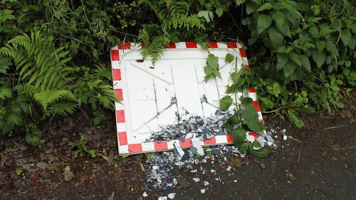 Einer der in Grevenbrück beschädigten Verkehrsspiegel. von Polizei Olpe