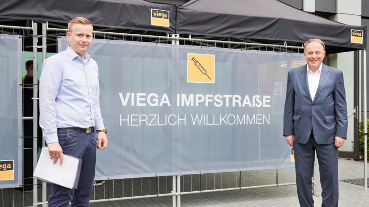 Walter Viegener, geschäftsführender Gesellschafter von Viega, freut sich, dass mit Jens...