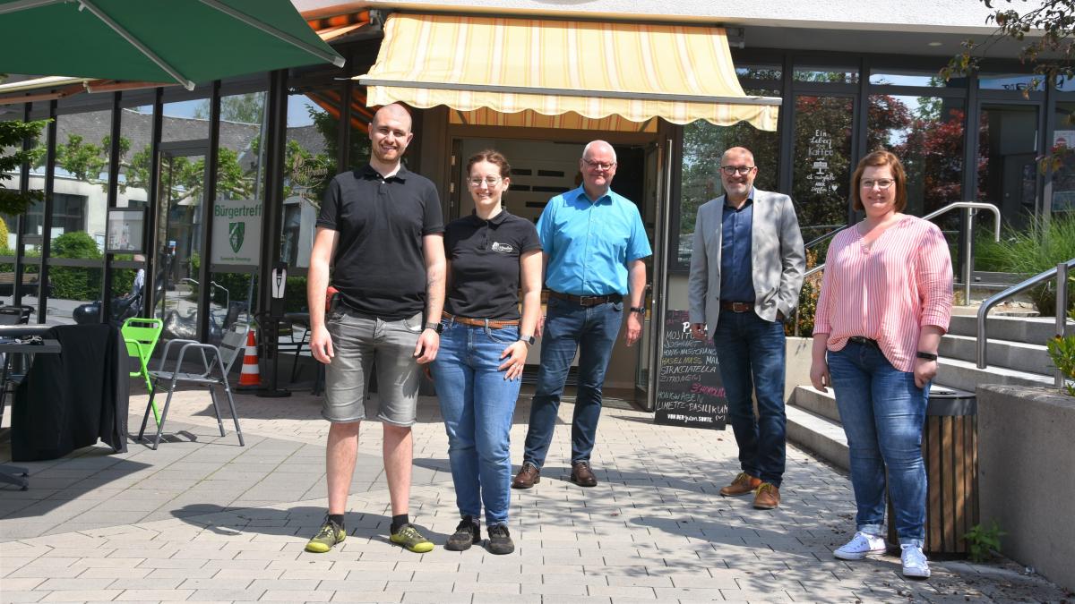 Kim und Rafael Wulf sowie die Vertreter der Gemeinde Finnentrop, Ludwig Rasche, Bürgermeister Achim Henkel und Nora Eckert (v.l.),  freuen sich auf den Start des Gastroangebotes im Lennepark. von Nicole Voss