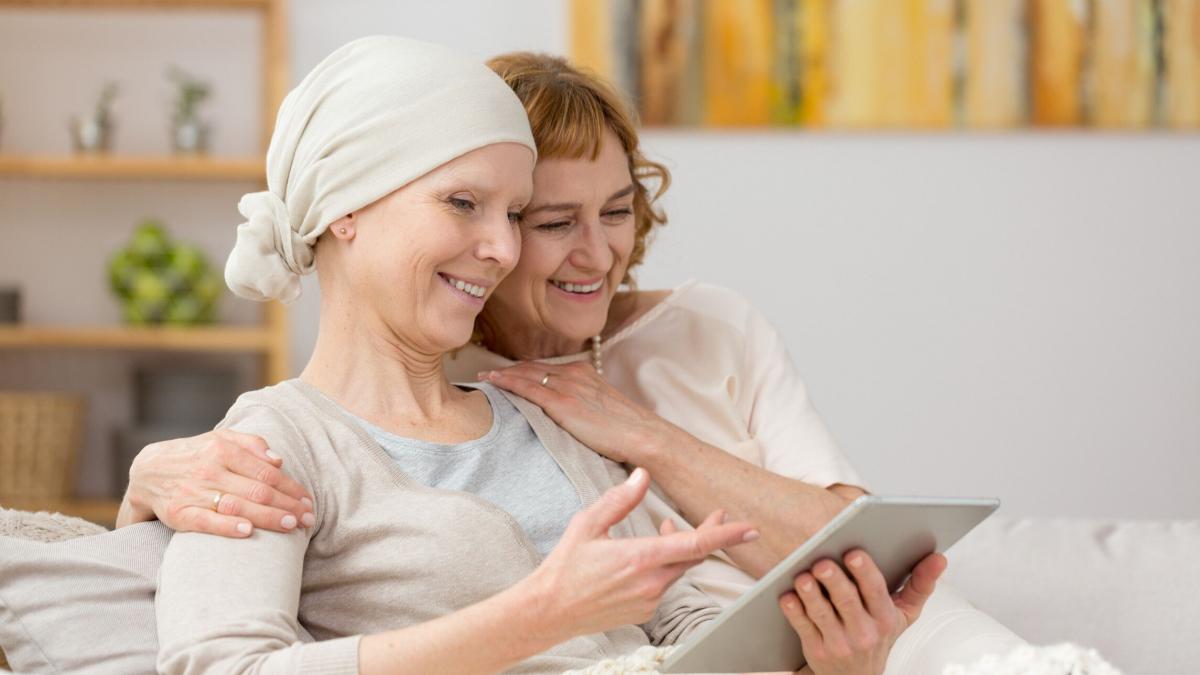 Das neue Online-Programm „Familiencoach Krebs“ gibt Angehörigen und Freunden von Krebspatienten wichtige Tipps, um sich vor emotionaler, körperlicher oder sozialer Überlastung bei der Begleitung des Erkrankten zu schützen. von AOK/hfr.