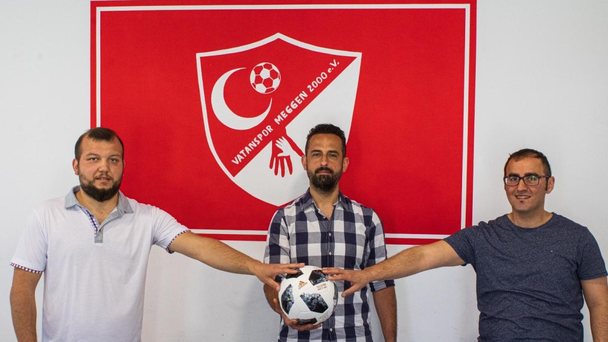 Der sportliche Leiter Kemal Kiymaz (links) und Geschäftsführer Hüseyin Ayhan freuen sich auf die zukünftige Zusammenarbeit mit Trainer Ahmet Cinar. von privat