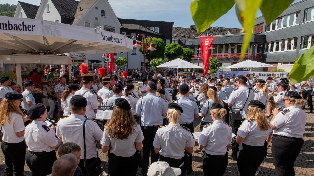 So wie alljährlich beim Stadtfest soll es am 26. Juni auf der Freilichtbühne aussehen: ein bunter Mix der Lennestädter Musikvereine. von Stadt Lennestadt