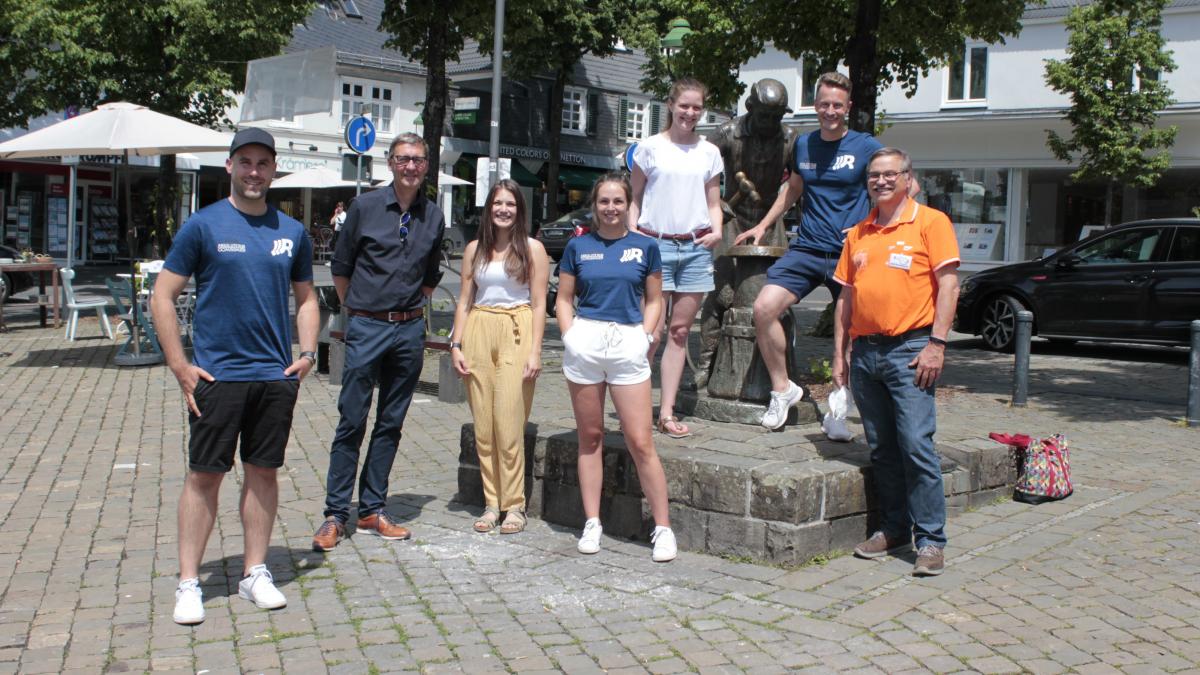 Die Organisatoren und Unterstützer des ersten Rudelturnens im Kreis Olpe informierten am Donnerstag, 17. Juni, auf dem Olper Marktplatz über die Veranstaltungsreihe. von Wolfgang Schneider