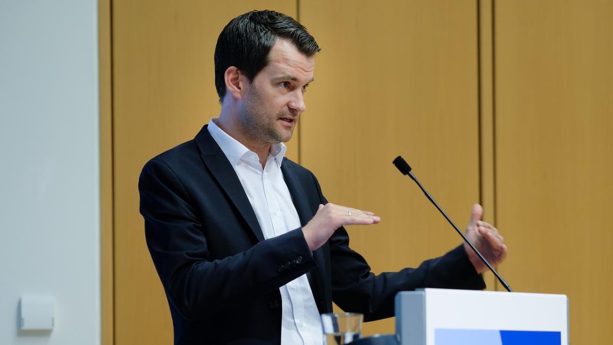Der FDP-Bundestagsabgeordnete Johannes Vogel referierte im Rahmen der IHK-Vollversammlung über die zukünftigen Herausforderungen der Arbeitswelt und stellte mögliche Lösungen vor. von Carsten Schmale