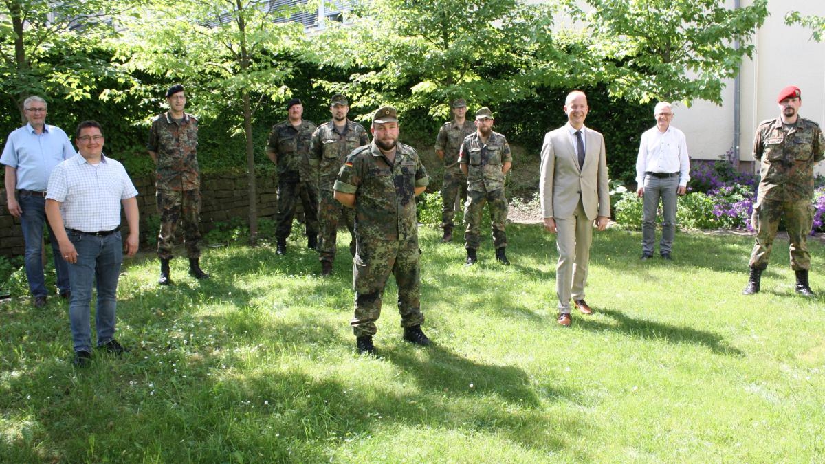 Landrat Theo Melcher (3. von rechts) und Mitarbeiter aus dem Bereich des Gesundheitsamtes dankten den Soldaten für ihre Unterstützung und das gute Miteinander. von Kreis Olpe
