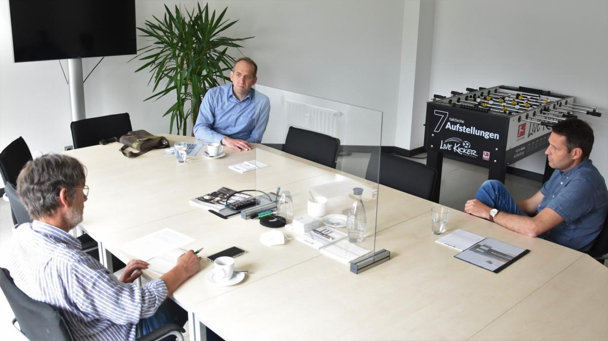 Holger Thamm (Mitte) im Gespräch mit LP-Redaktionsleiter Wolfgang Schneider (links) und Geschäftsführer Christof Sieler. von Nicole Voss
