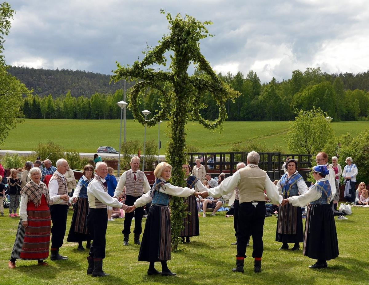 Beim Mittsommerfest tanzen die Schweden um einen Baum - ähnlich dem Maibaum - herum. von pixabay