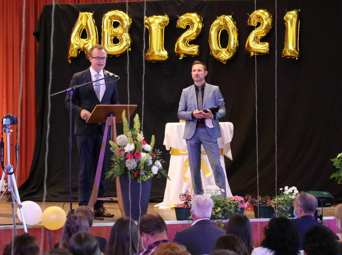 Die Bürgermeister Tobias Puspas (links) und Björn Jarosz gratulierten für ihre Kommunen zum bestandenen Abitur. von MK/Hilger