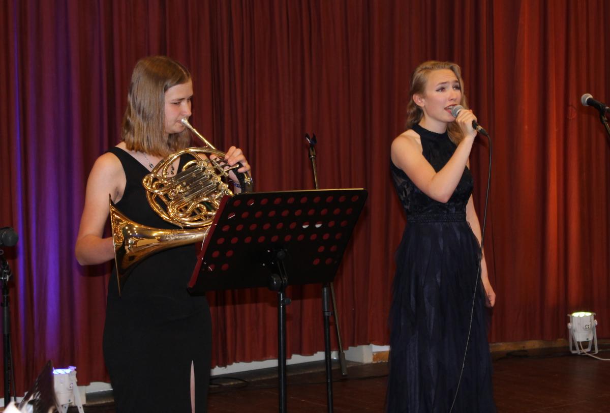 Bekannte Musicalmelodien, wie hier von  Madeleine Wulff und Kyra Demerling, gehörten auch zum Programm des Festaktes. von MK/Kaufmann