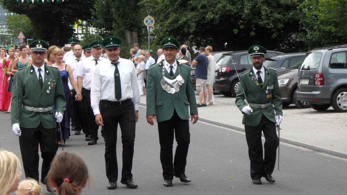Schützenfestsonntag 2014 in Saalhausen: König Thorsten Hyss und Steven Nöller marschieren strahlend durch die Straßen des Luftkurortes. von privat