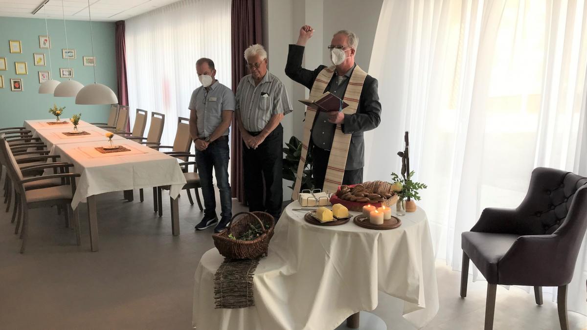 Präses Michael Lütkevedder segnete die Senioren-WG in Attendorn. von privat