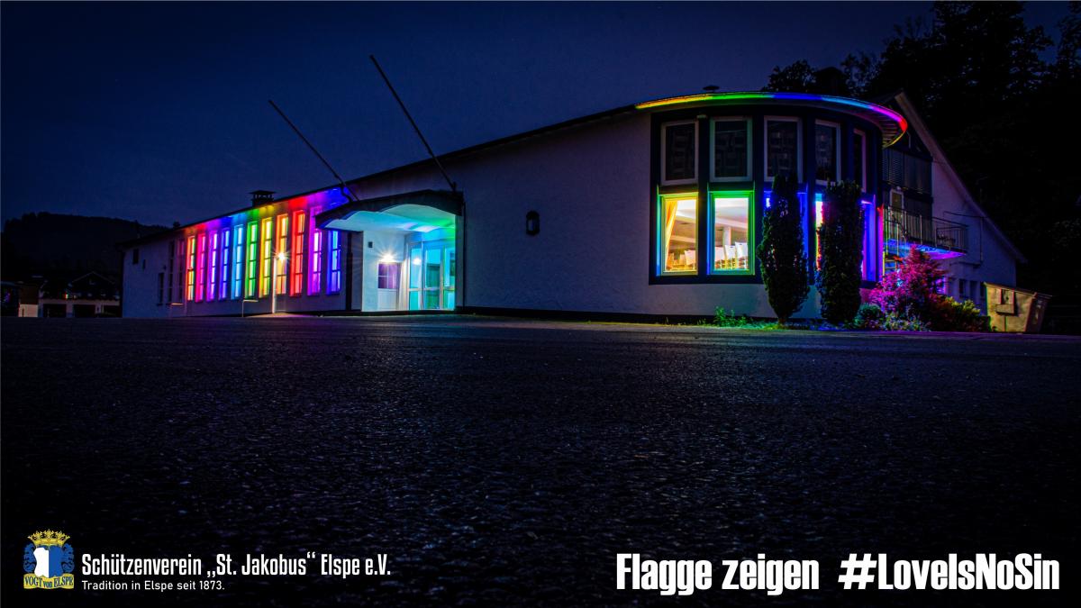 Die Elsper Schützenhalle leuchtet in Regenbogen-Farben. von Daniel Hüttmann / Schützenverein Elspe