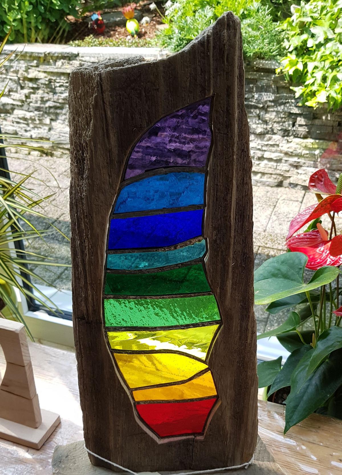Holzstele mit Glas in Regenbogenfarben, gefertigt von Ludger Halbe. von privat