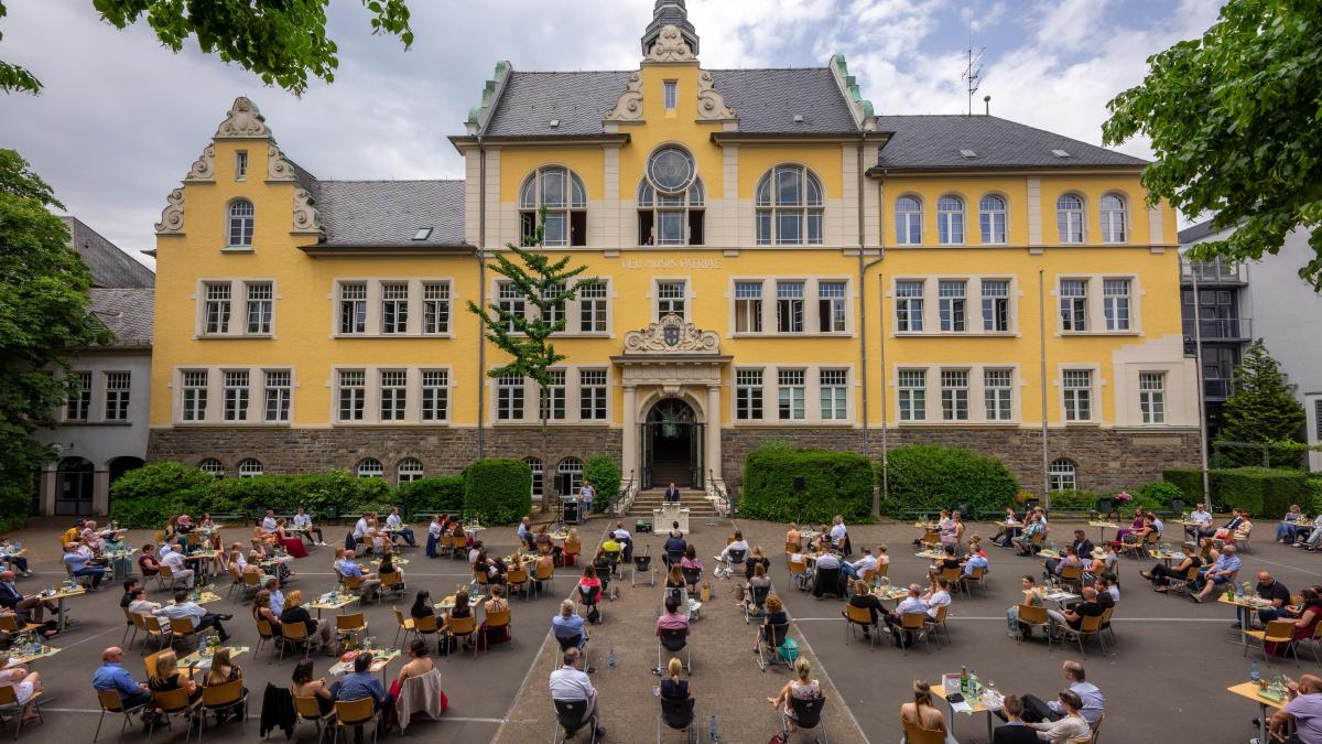 Die Abiturfeier fand am Freitag, 18. Juni, auf dem Schulhof des Rivius-Gymnasiums statt. von privat