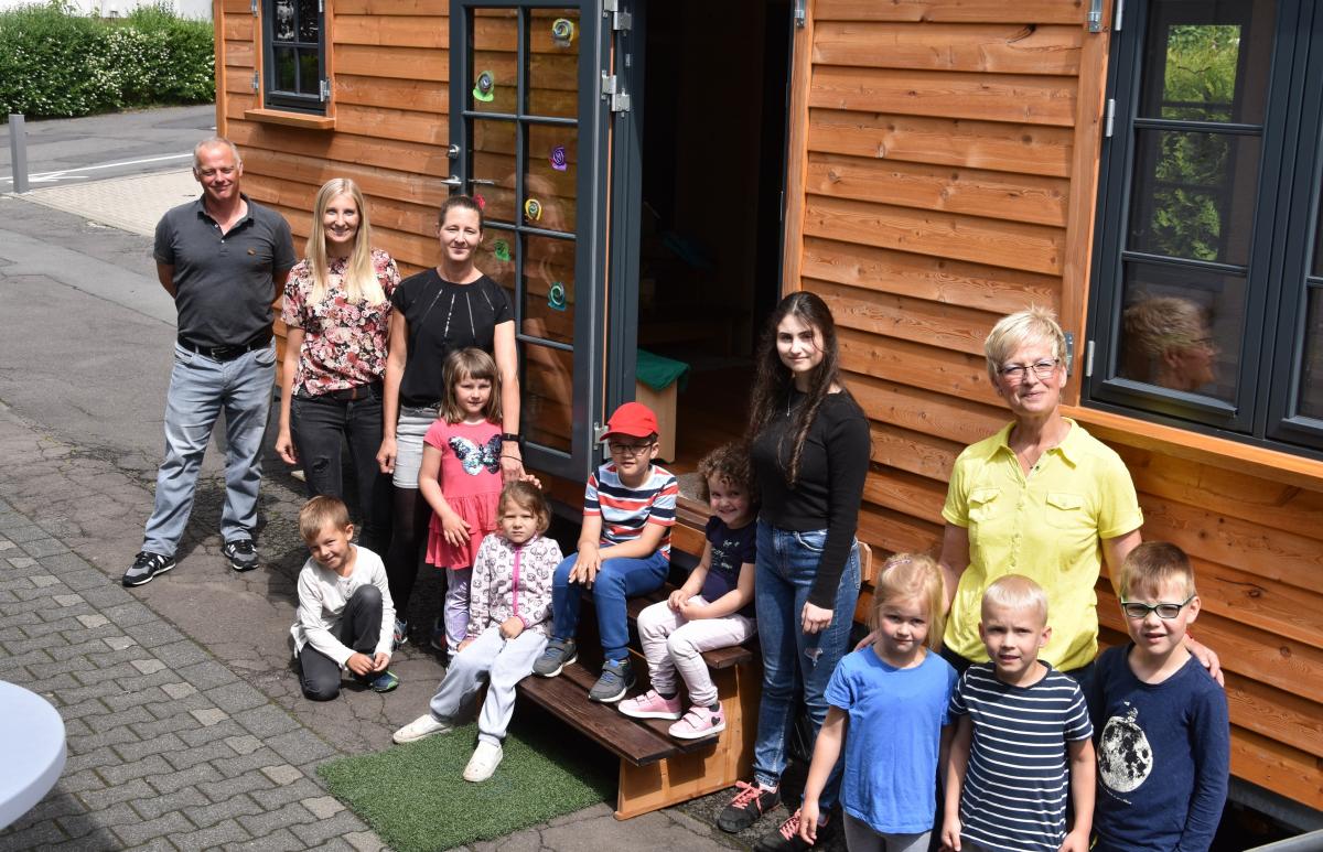 Peter Niklas (l.) mit Kindern und Erzieherinnen des Familienzentrums „Arche Noah“ am ELBmobil. von Nicole Voss