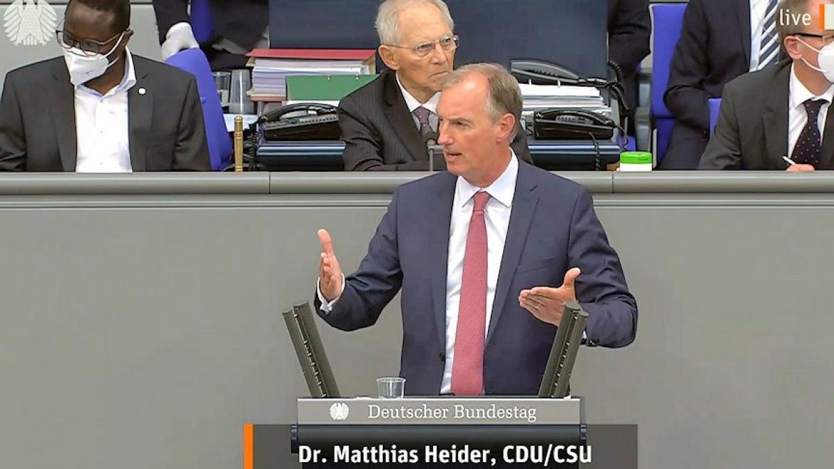 CDU-Bundestagsabgeordneter Matthias Heider während seiner letzten Rede, im Hintergrund Bundestagspräsident Wolfgang Schäuble. von privat