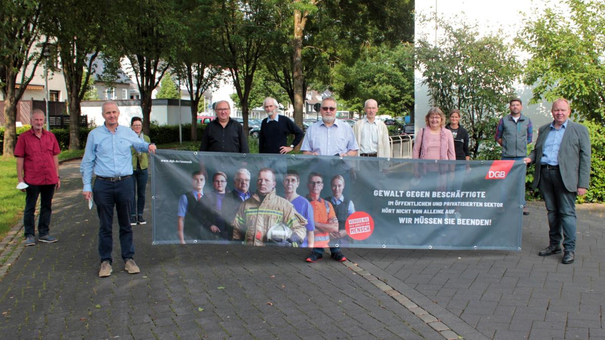 Der neue Kreisvorstand des DGB um den Kreisvorsitzenden André Arenz (rechts) stellt sich vor der Olper Stadthalle zum Gruppenfoto. von Wolfgang Schneider