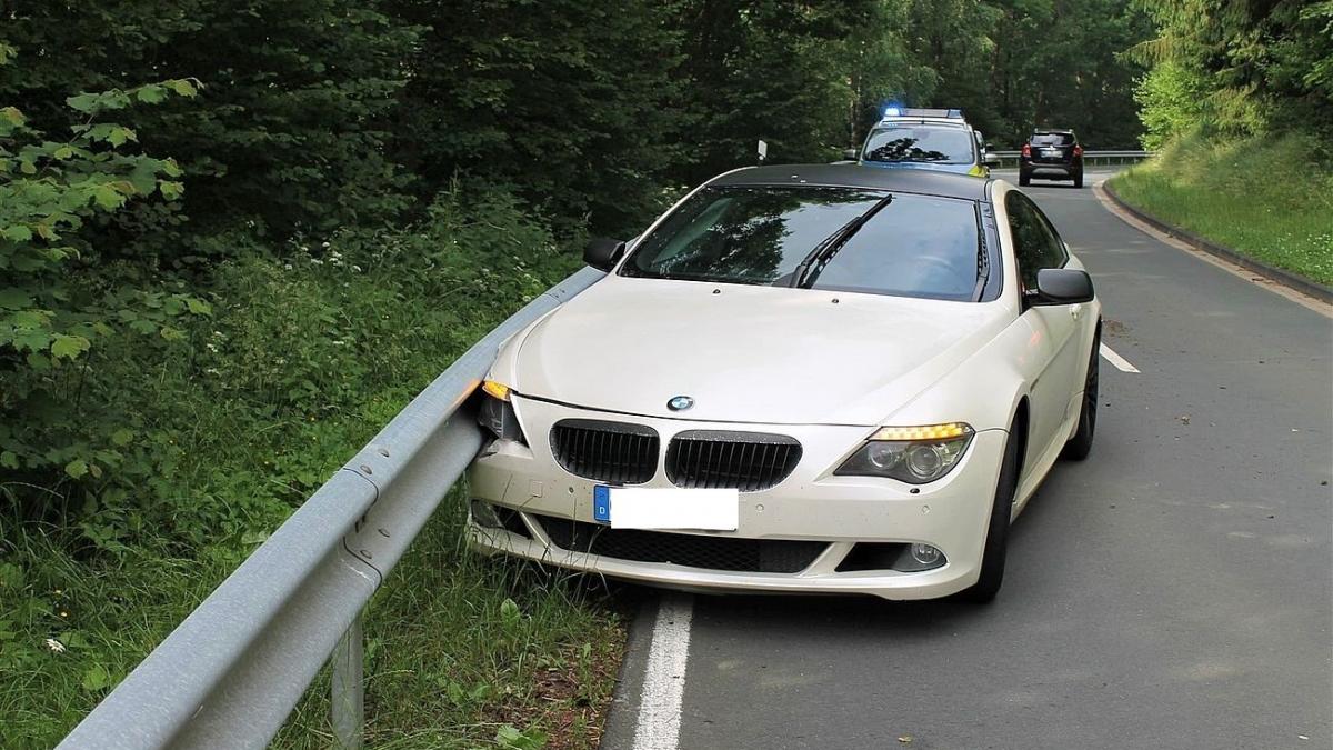 Der BMW prallte gegen die Leitplanke. von Polizei Olpe