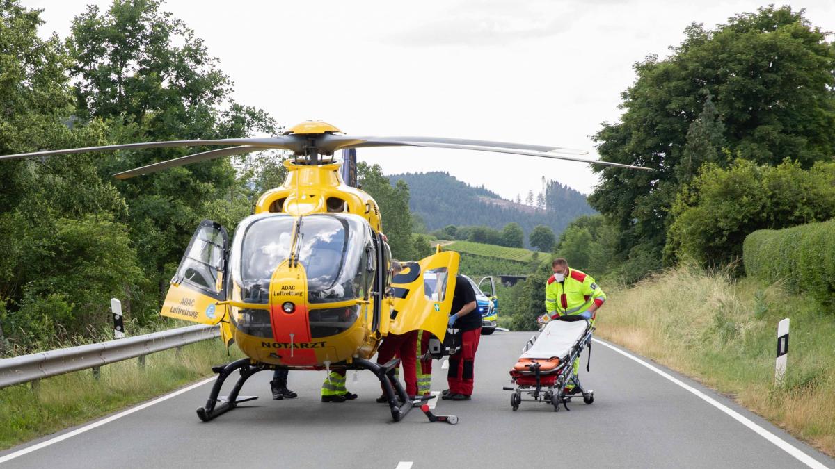 Mit dem Rettungshubschrauber wurde der schwer verletzte Motorradfahrer in ein Krankenhaus geflogen. von Kai Osthoff