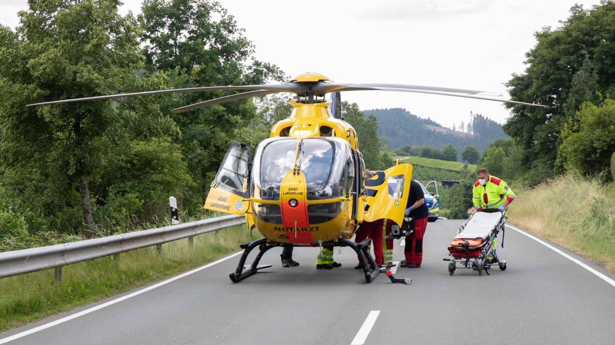 Mit einem Rettungshubschrauber wurde der schwer verletzte Motorradfahrer in ein Krankenhaus geflogen. von Kai Osthoff