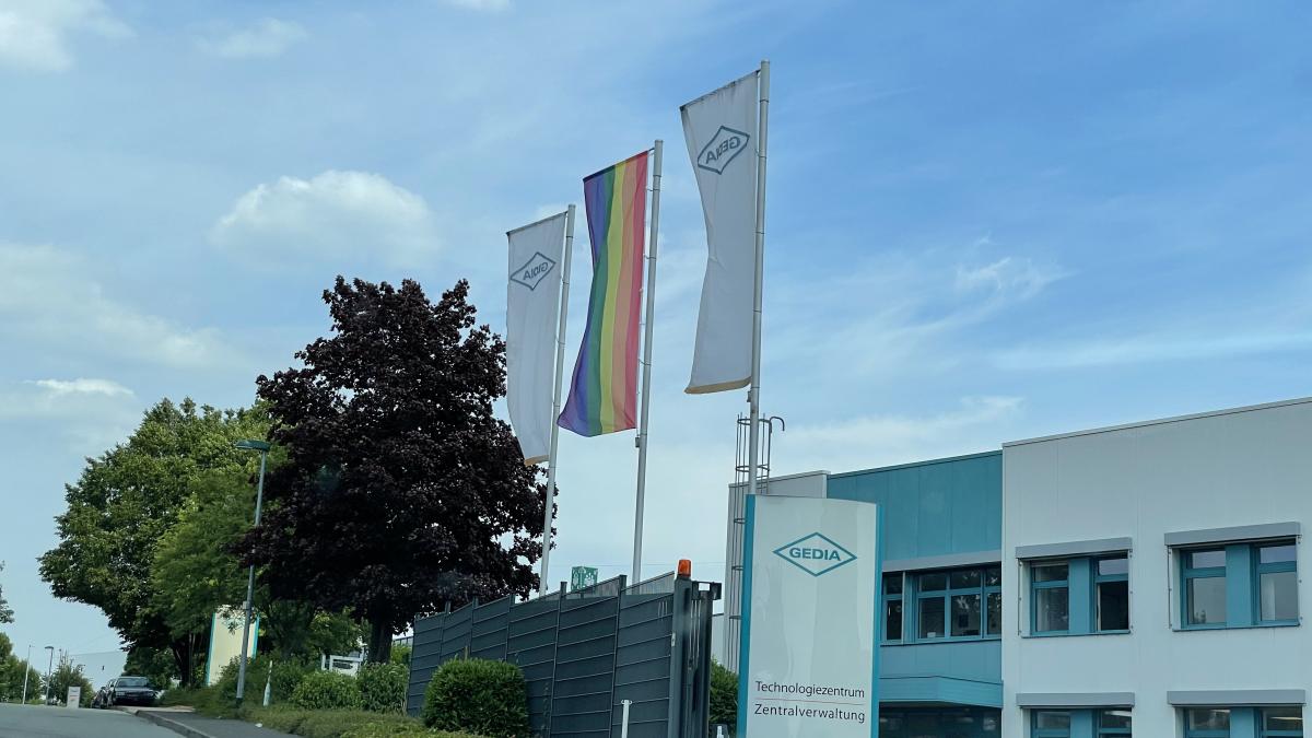 Das Attendorner Unternehmen Gedia hat vor seinem Werk eine Regenbogenflagge gehisst. von privat