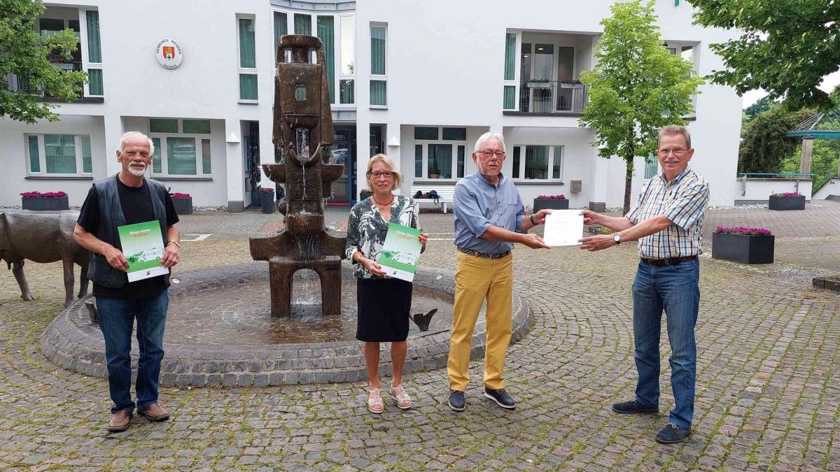 Für 15 Jahre Mitgliedschaft im Bürgerbusverein Wenden wurden Detlef Brandt sowie Hella und Gerhard Pelz (von links) geehrt. Der stellv. Vorsitzende Wolfgang Loosen (rechts) überreichte die Ehrenurkunden des Dachverbands Pro-Bürgerbus NRW. von privat